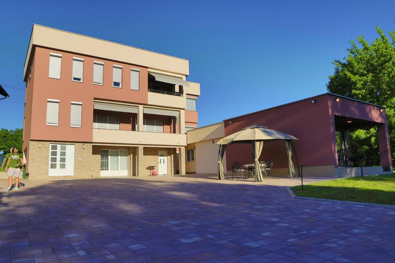 Apartment Vila Tara Bihać Exteriör bild